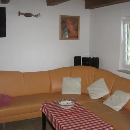 Bezdrev U Hluboke Nad Vltavou Lodge
